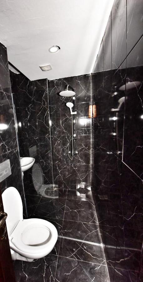 Lords Hostel & Pub อันตัลยา ภายนอก รูปภาพ