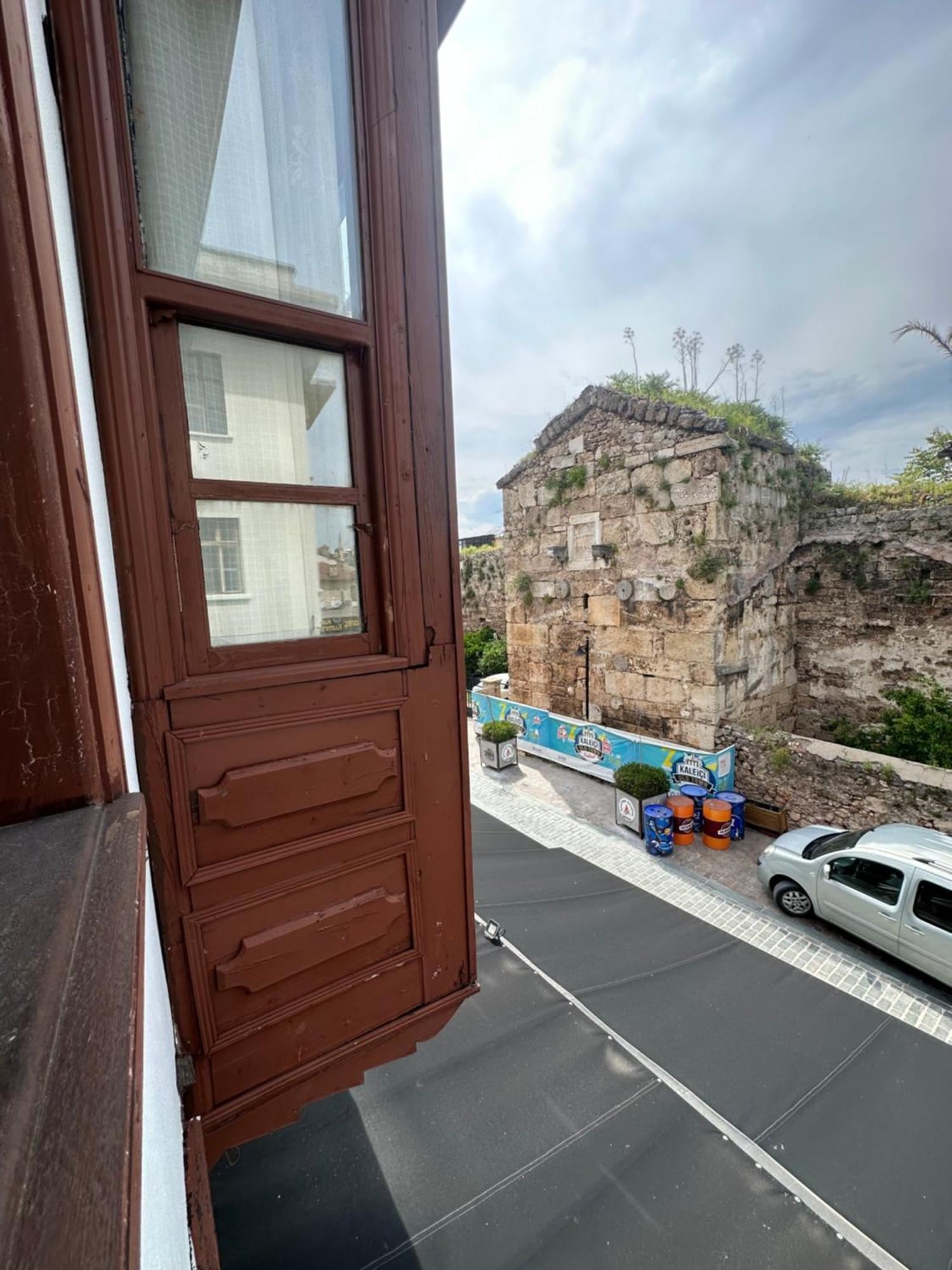 Lords Hostel & Pub อันตัลยา ภายนอก รูปภาพ