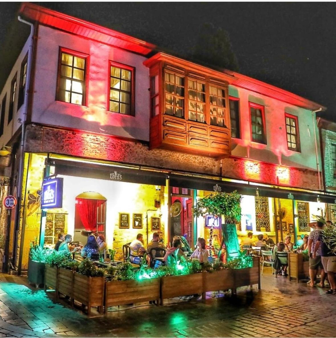 Lords Hostel & Pub อันตัลยา ภายนอก รูปภาพ